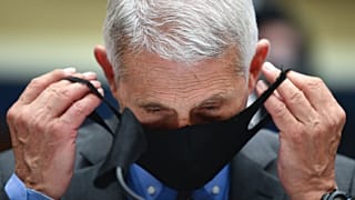 Dr. Anthony Fauci csak akkor vette le maszkját, amikor meghallgatásán a kongresszusi bizottság tagjaihoz beszélt