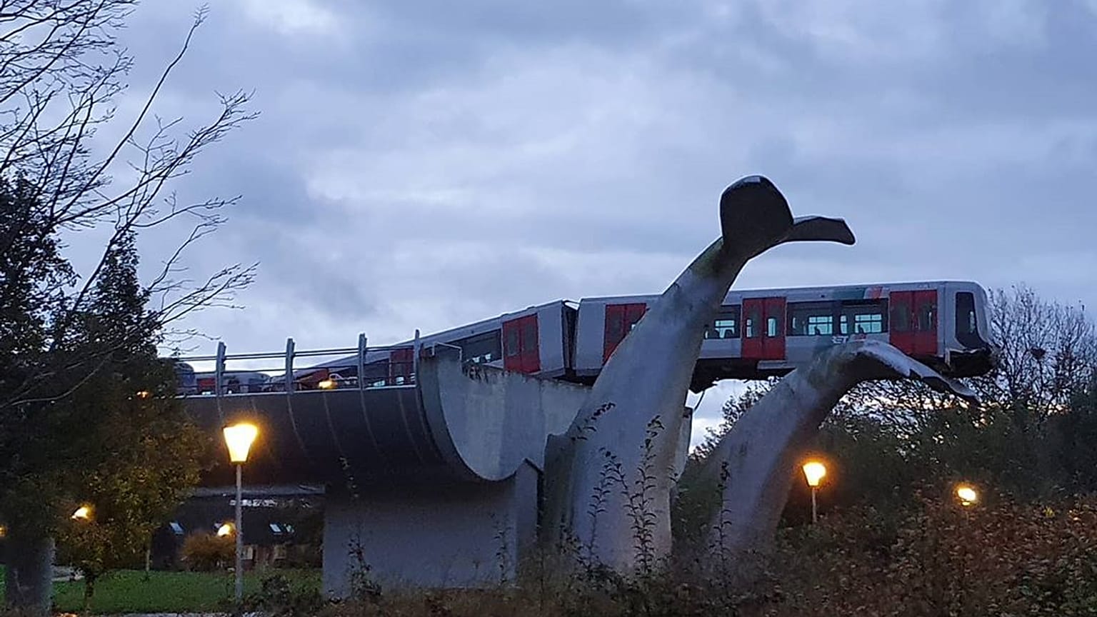 El tren detenido en la escultura de una ballena en la madrugada del lunes.  