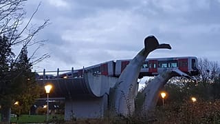 A metrómentő bálnauszony a szerelvénnyel