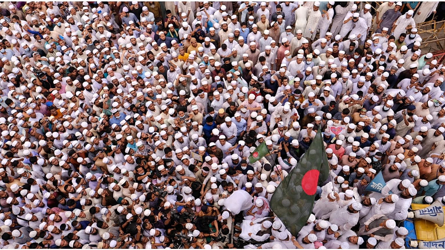  50 ألف شخص على الأقل يتظاهرون ضد فرنسا في عاصمة بنغلادش