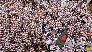 50 ألف شخص على الأقل يتظاهرون ضد فرنسا في عاصمة بنغلادش