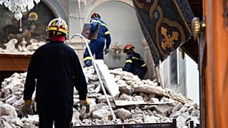 Τα ερείπια του ναού στο Καρλόβασι