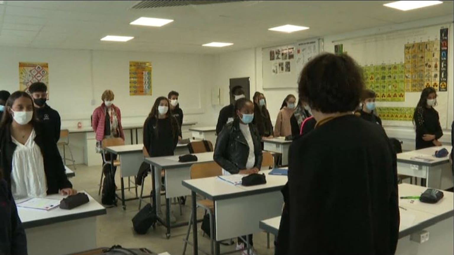 French secondary school students in Cenon begin clases with a tribute 