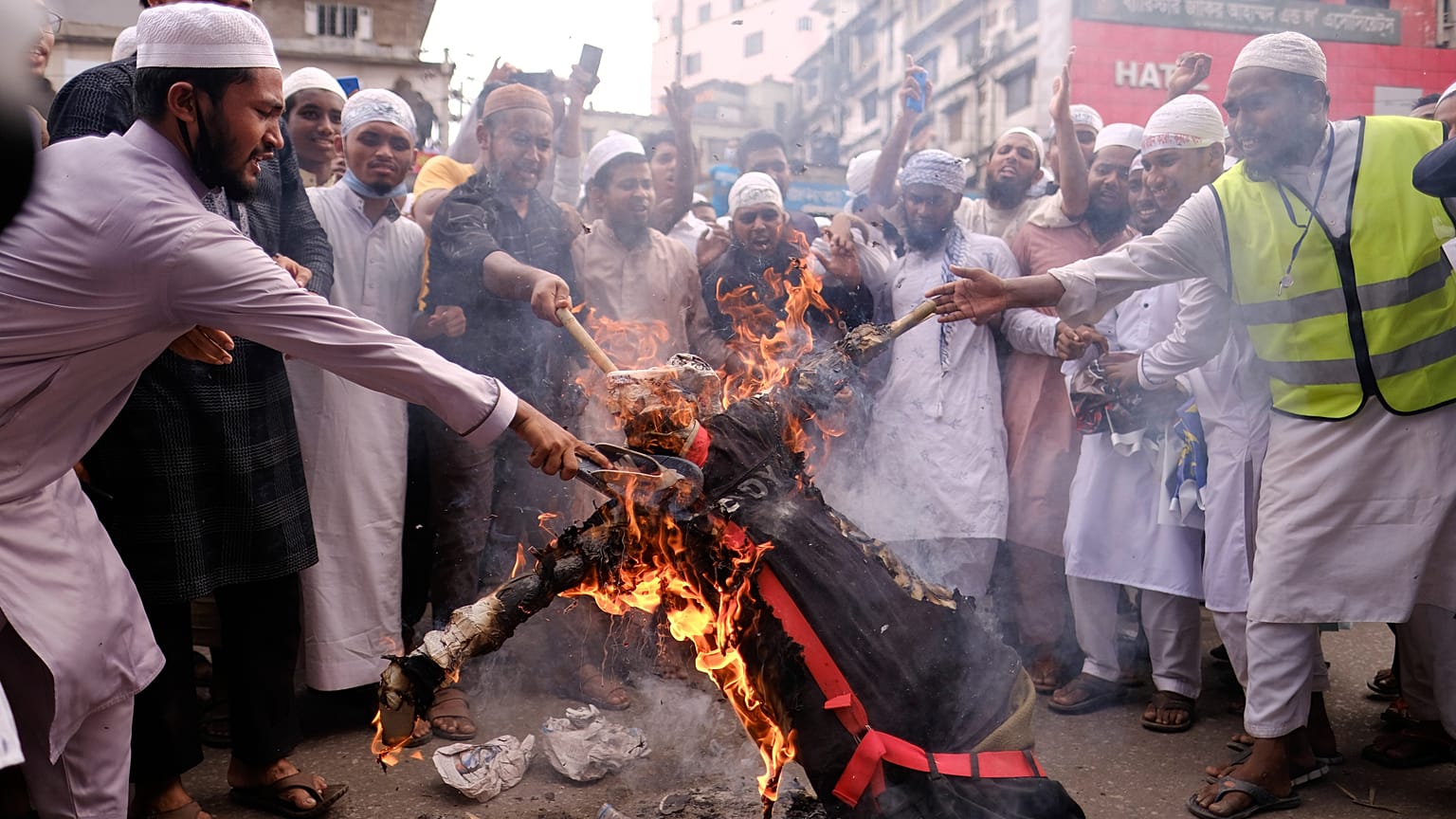 Des musulmans en colère brûlent une effigie du président français, Dacca (Bangladesh), le 02/11/2020