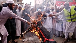 Des musulmans en colère brûlent une effigie du président français, Dacca (Bangladesh), le 02/11/2020