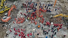 İzmir'deki depremde enkazda arama kurtarma çalışmaları