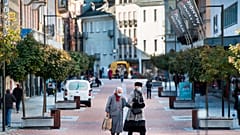 Maszkot viselő emberek sétálnak a Ticino tartományban található Bellinzonában 2020. október 27-én