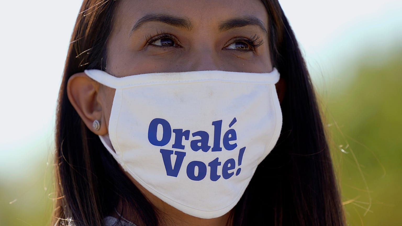 Una partidaria de la candidata demócrata a la vicepresidencia, la senadora Kamala Harris, la escucha hablar en un evento de campaña el viernes 30 de octubre de 2020.