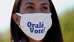 Una partidaria de la candidata demócrata a la vicepresidencia, la senadora Kamala Harris, la escucha hablar en un evento de campaña el viernes 30 de octubre de 2020.