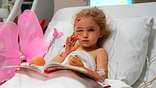 الطفلة إليف بيرينجيك البالغة من العمر 3 سنوات تستريح في سريرها بالمستشفى بعد أن تم إنقاذها من تحت أنقاض أحد المباني بعد حوالي 65 ساعة من وقوع الزلزال في مدينة إزمير التركية