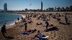 Numerosas personas disfrutan de la playa en Barcelona ​​el domingo 1 de noviembre de 2020, mientras España sufre el embate de la segunda ola de la pandemia. 