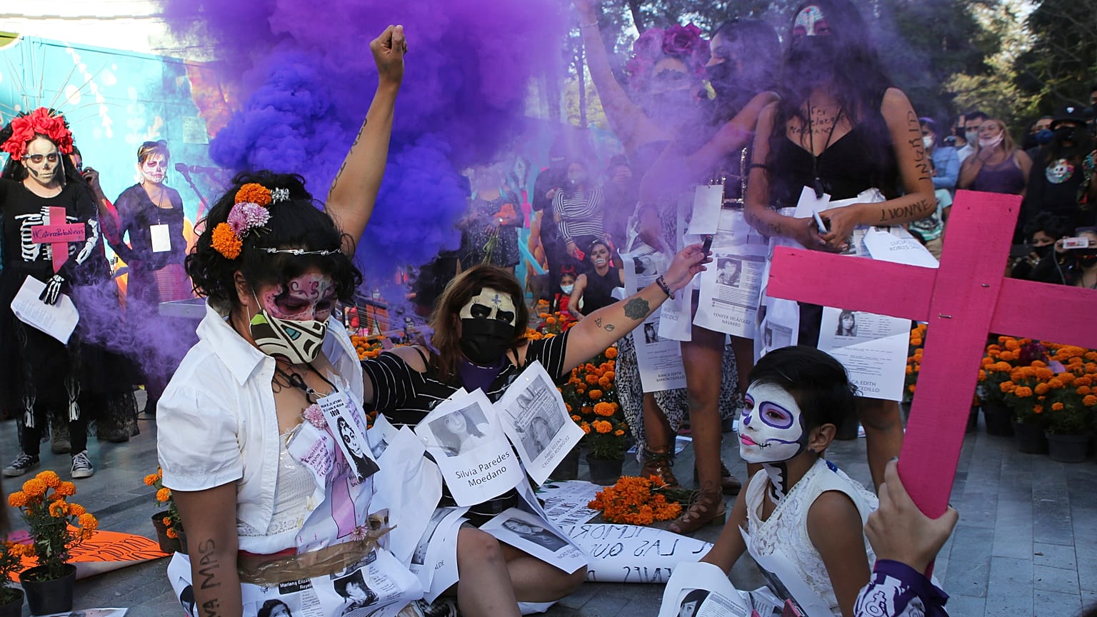 Un centenar de mujeres homenajea a las víctimas de feminicidio