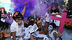 Un centenar de mujeres homenajea a las víctimas de feminicidio