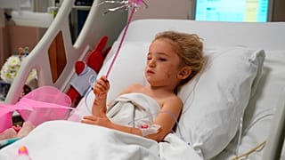 Elif Perincek descansa en su cama de hospital tras ser rescatada de los escombros de su vivienda