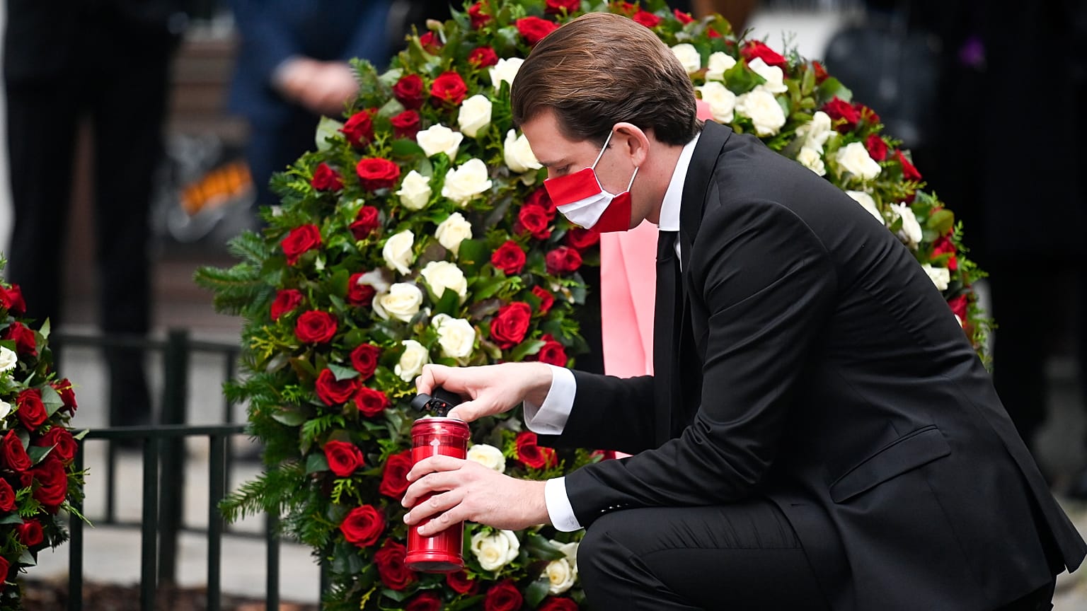 Sebastian Kurz osztrák kancellár koszorút helyez el a Bécs belvárosában elkövetett merénylet helyszínén 2020. november 3-án