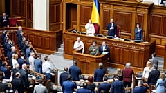 Депутаты Верховной Рады после одобрения спорного закона "Об обеспечении функционирования украинского языка как государственного"