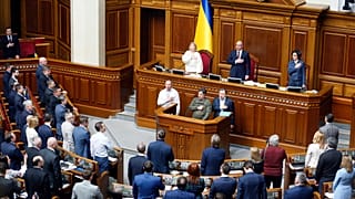 Депутаты Верховной Рады после одобрения спорного закона "Об обеспечении функционирования украинского языка как государственного"