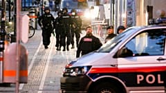 دورية للشرطة في مكان إطلاق النار في فيينا 