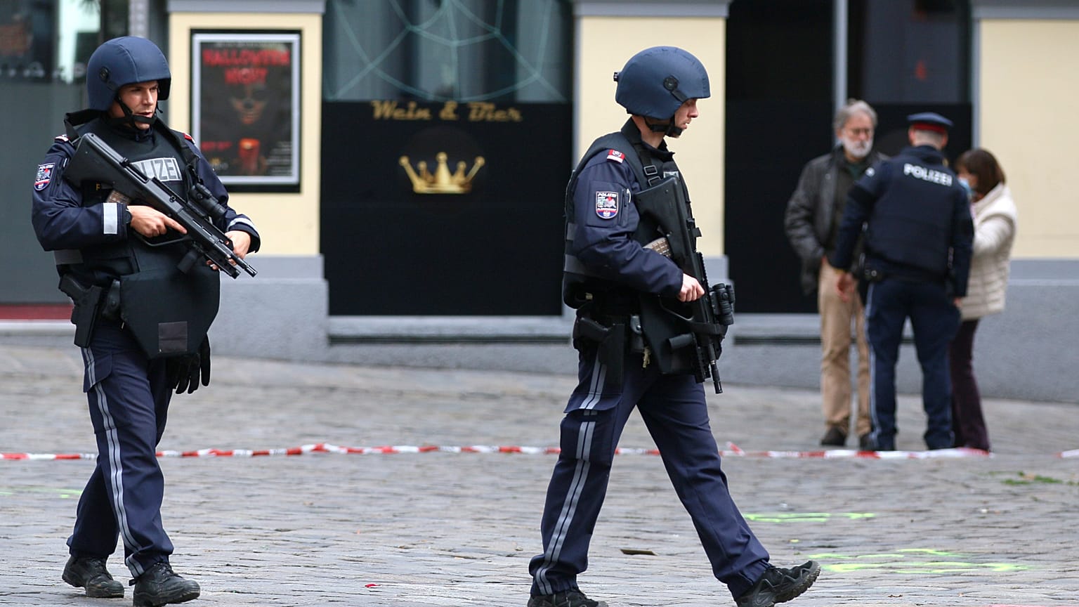 Nach dem Anschlag: Beamte in der abgeriegelten Innenstadt von Wien