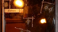 Los agujeros de bala están marcados en una puerta de la escena del atentado en Viena, Austria, el 3 de noviembre de 2020.