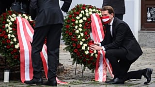 Kanzler Sebastian Kurz und Präsident Alexander Van der Bellen legten in Tatortnähe Kränze nieder und beteiligten sich an einer Schweigeminute