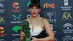 Belen Cuesta posa con el premio a mejor actriz principal por su papel en 'La trinchera Infinita' tras la última gala de los Goya