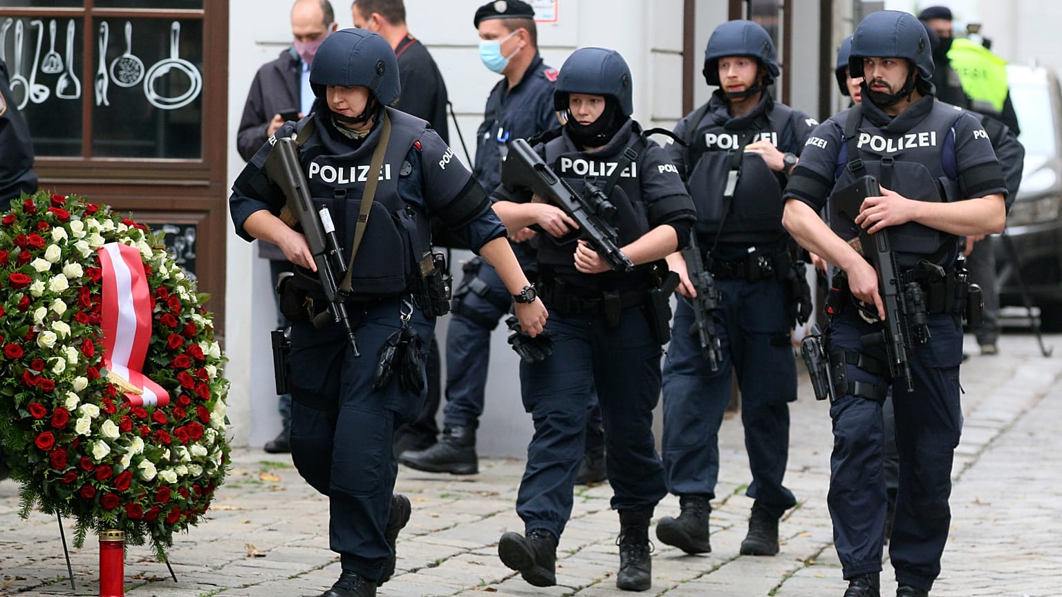 Koszorú és fegyveres rendőrök a bécsi terrortámadás másnapján