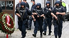Koszorú és fegyveres rendőrök a bécsi terrortámadás másnapján