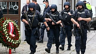 Koszorú és fegyveres rendőrök a bécsi terrortámadás másnapján
