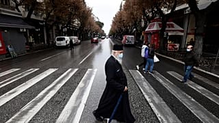 اليونان تعلق إغلاقا عاما للحد من تفشي الموجة الثانية من فيروس كورونا