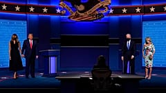 Trump y Biden acompañados de sus parejas en el segundo debate electoral.