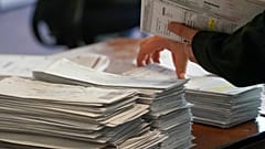 US-Wahl hat begonnen: Lange Schlangen vor Wahllokalen