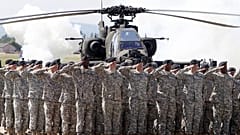Una cerimonia della Prima Divisione Corazzata presso il campo d'aviazione dell'esercito americano a Wiesbaden, in Germania