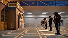 مسلمون يصلّون في أول مسجد رسمي يبنى في العاصمة اليونانية أثينا