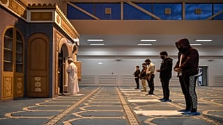 مسلمون يصلّون في أول مسجد رسمي يبنى في العاصمة اليونانية أثينا