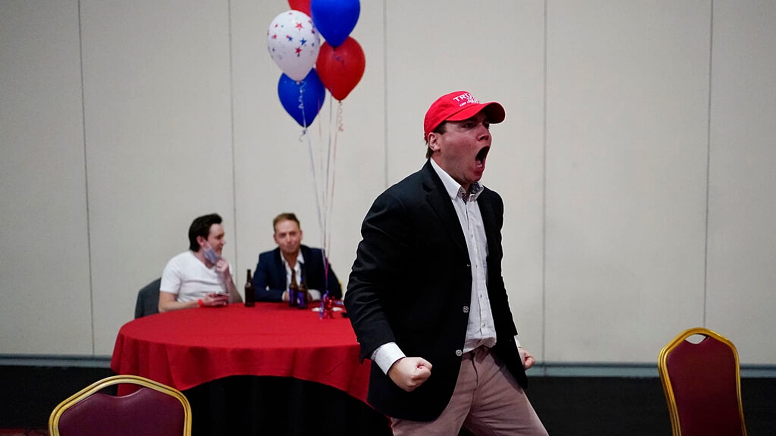 Egy Trump rajongó örül egy republikánus eredményvárón