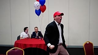 Egy Trump rajongó örül egy republikánus eredményvárón