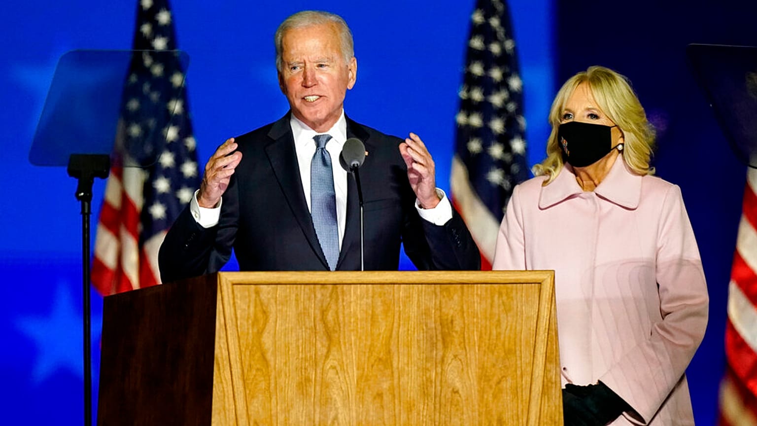 Joe Biden y su mujer Jill comentan la situación del recuento