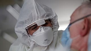 Terapeuta fala com "paciente Covid" na UCI do hospital de Santa Maria