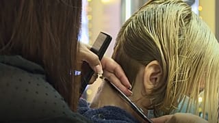Peluquerías, bares o gimnasios británicos apuran sus últimas horas antes del confinamiento