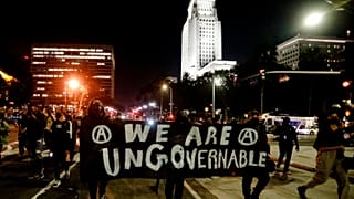 US-Wahl: bewaffnete Trump-Anhänger stürmen Auszählhallen 