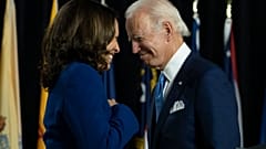 En esta foto de archivo del 12 de agosto de 2020, el candidato presidencial demócrata, el exvicepresidente Joe Biden, y su compañera de fórmula, la senadora Kamala Harris.