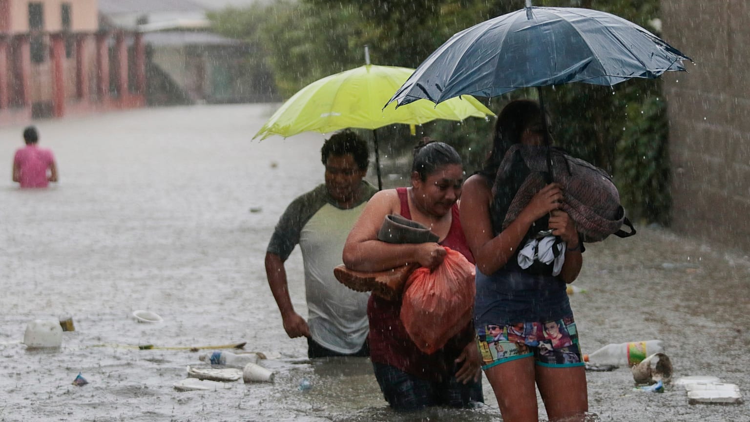 Vecinos intentan recuperar sus enseres tras el paso de Eta en Honduras