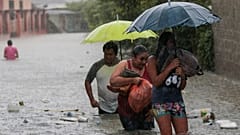 Vecinos intentan recuperar sus enseres tras el paso de Eta en Honduras