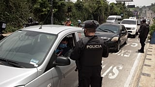 Control policial durante una estricta cuarentena domiciliaria ordenada por el gobierno en San Salvador, El Salvador