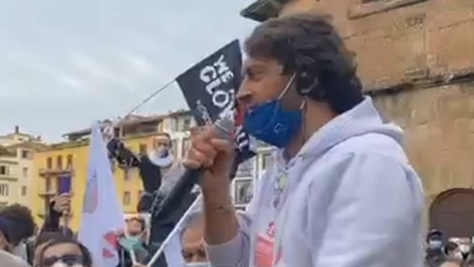 Naccari arringa la folla sul Ponte Vecchio