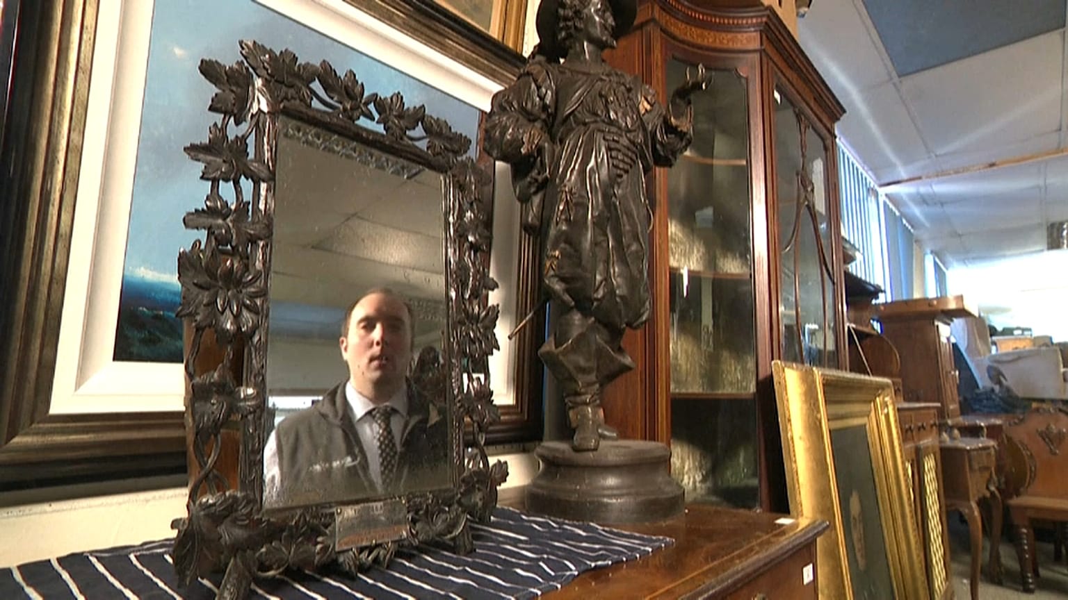Andy Stowe (East Bristol Auctions Ltd) schaut in den Spigel