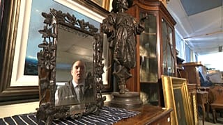 Andy Stowe (East Bristol Auctions Ltd) schaut in den Spigel