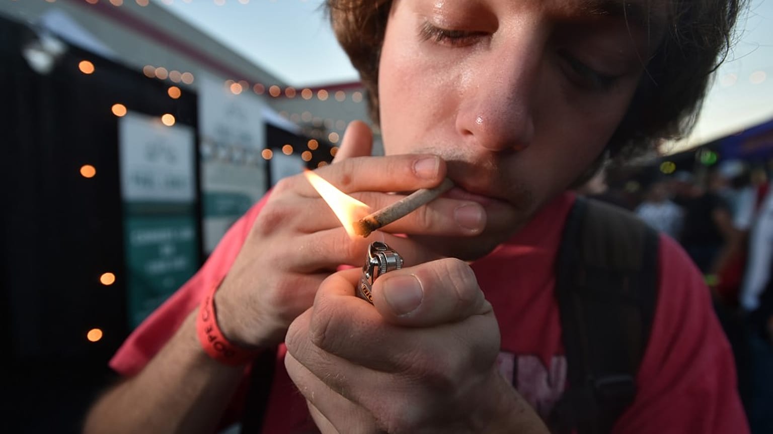 Un uomo si fa una canna nell'ambito dell'annuale DOPE Cup, competizione di cannabis a Portland, Oregon, il 4 ottobre 2015