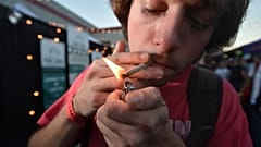 Un uomo si fa una canna nell'ambito dell'annuale DOPE Cup, competizione di cannabis a Portland, Oregon, il 4 ottobre 2015